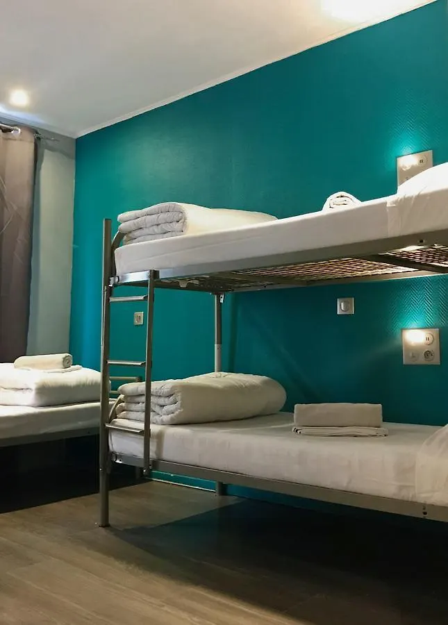 بيت شباب بلاق إن مونتمارتر باي هيفوفوستيلز