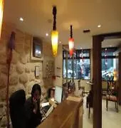 بلاق إن مونتمارتر باي هيفوفوستيلز *